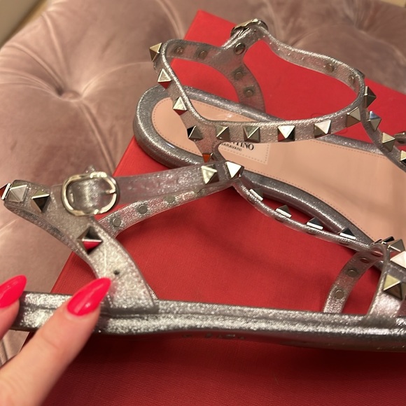 Valentino Garavani gladiator sandal in PVC jelly with signature Rockstud accents - Picture 6 of 8